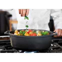 Cerf Dellier Le Chasseur cocotte ovale avec couvercle noire 31 x 26 cm